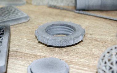 Modeller 3D yazıcıda basıldı. 3D yazıcıya basılmış gri nesneler plastik