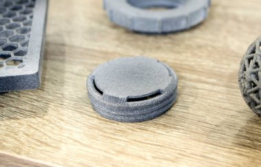 Modeller 3D yazıcıda basıldı. 3D yazıcıya basılmış gri nesneler plastik
