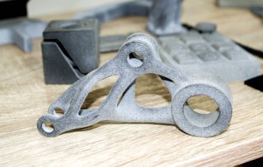 Modeller 3D yazıcıda basıldı. 3D yazıcıya basılmış gri nesneler plastik