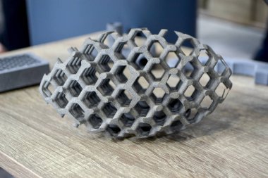 Modeller 3D yazıcıda basıldı. 3D yazıcıya basılmış gri nesneler plastik