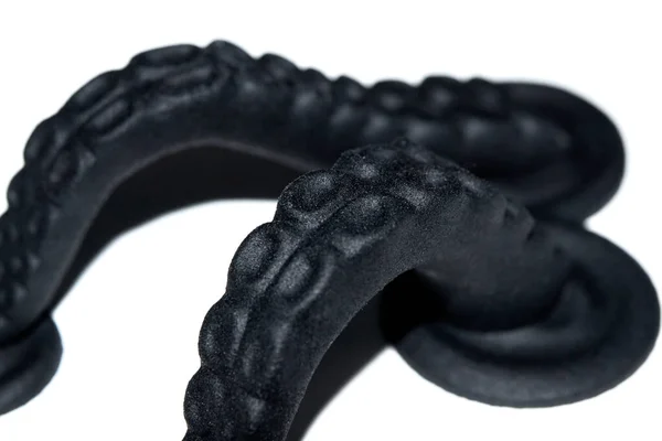 Modeller tryckta på 3D-skrivare. Svarta objekt tryckta på 3D-skrivare tillverkade av plast — Stockfoto