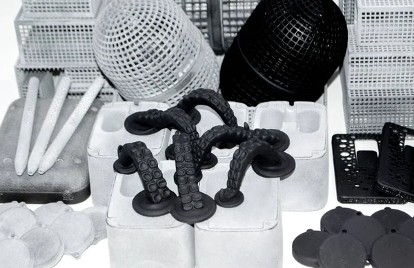 Modeller 3D yazıcıda basıldı. 3D yazıcıya basılmış siyah nesneler plastik