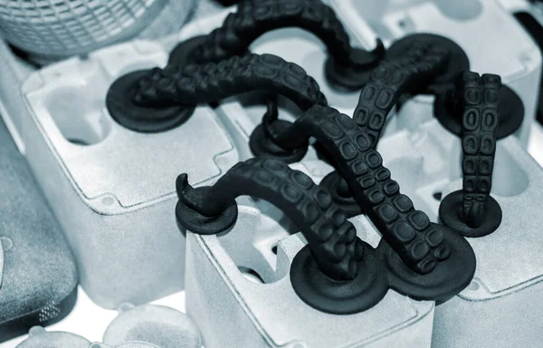 Modeller 3D yazıcıda basıldı. 3D yazıcıya basılmış siyah nesneler plastik