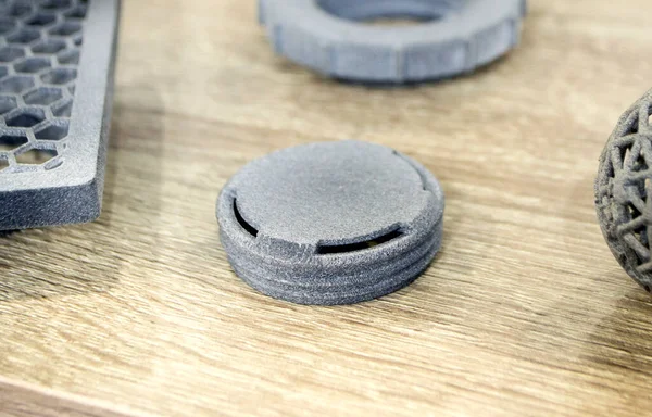 Modeller 3D yazıcıda basıldı. 3D yazıcıya basılmış gri nesneler plastik