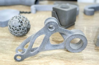 3D yazıcıda birçok farklı model basıldı. Gri nesneler 3D yazıcıya yazdırıldı