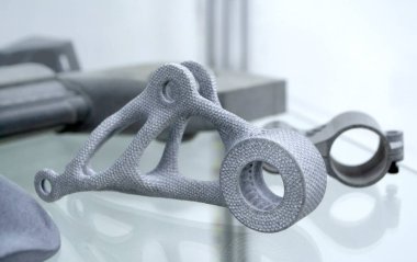 3D yazıcıda birçok farklı model basıldı. Gri nesneler 3D yazıcıya yazdırıldı