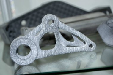 3D yazıcıda birçok farklı model basıldı. Gri nesneler 3D yazıcıya yazdırıldı