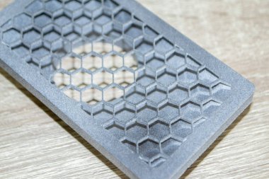 3D yazıcıya siyah bir model basılmış. Siyah nesne 3D yazıcıya yazdırıldı