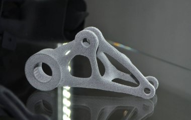 3D yazıcıya siyah bir model basılmış. Siyah nesne 3D yazıcıya yazdırıldı