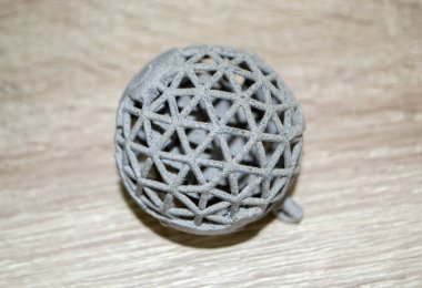 3D yazıcıya siyah bir model basılmış. Siyah nesne 3D yazıcıya yazdırıldı