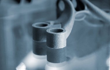 3D yazıcıya siyah bir model basılmış. Siyah nesne 3D yazıcıya yazdırıldı