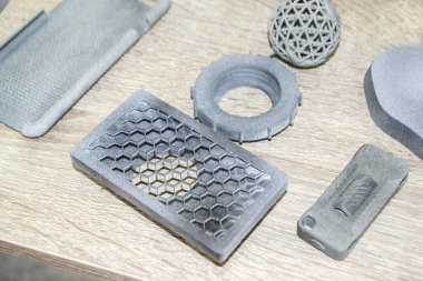 Birçok model üç boyutlu yazıcıya gri baskı yapar. Gri nesneler 3D yazıcıya yazdırıldı
