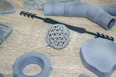 Birçok model üç boyutlu yazıcıya gri baskı yapar. Gri nesneler 3D yazıcıya yazdırıldı