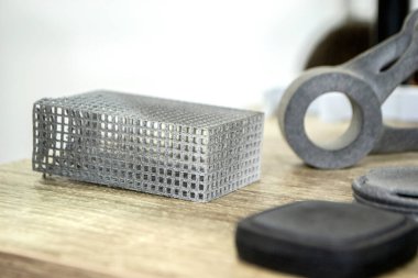 Birçok model üç boyutlu yazıcıya gri baskı yapar. Gri nesneler 3D yazıcıya yazdırıldı