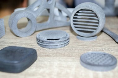 Birçok model üç boyutlu yazıcıya gri baskı yapar. Gri nesneler 3D yazıcıya yazdırıldı