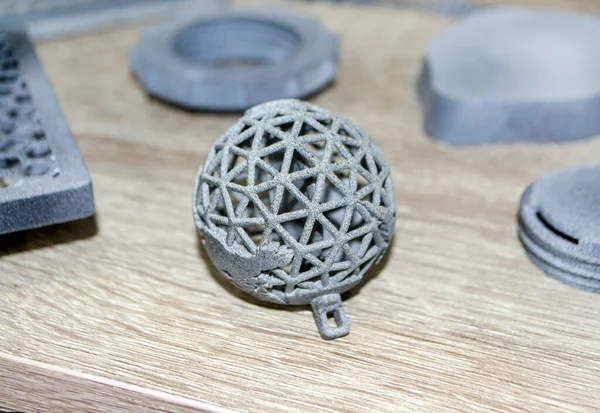 Birçok model 3D yazıcıda basıldı. Gri ve siyah nesneler 3D yazıcıya yazdırıldı