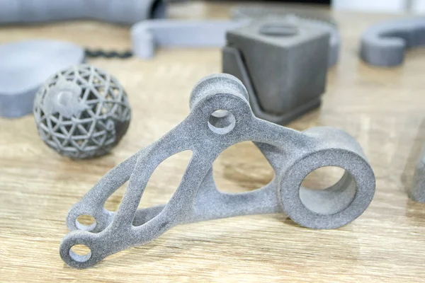 3D yazıcıda birçok farklı model basıldı. Gri nesneler 3D yazıcıya yazdırıldı