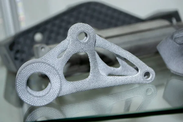 3D yazıcıda birçok farklı model basıldı. Gri nesneler 3D yazıcıya yazdırıldı