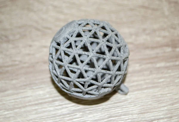 3D yazıcıya siyah bir model basılmış. Siyah nesne 3D yazıcıya yazdırıldı