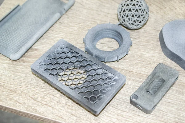 Birçok model üç boyutlu yazıcıya gri baskı yapar. Gri nesneler 3D yazıcıya yazdırıldı
