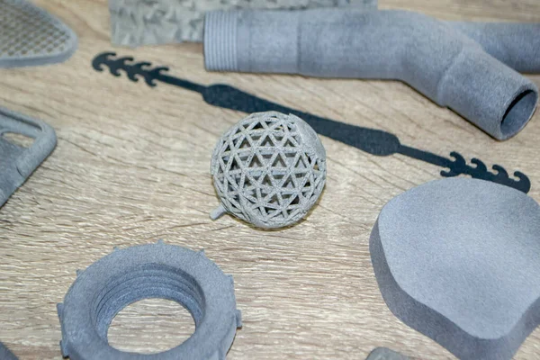 Birçok model üç boyutlu yazıcıya gri baskı yapar. Gri nesneler 3D yazıcıya yazdırıldı