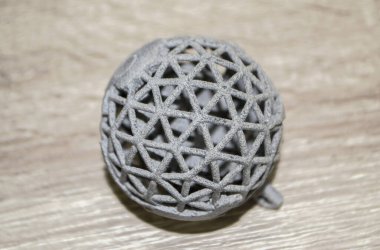 Model 3D yazıcıya yazdırıldı. Plastikten yapılmış 3D yazıcıya yazdırılmış gri nesne