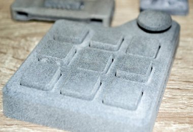 Model 3D yazıcıya yazdırıldı. Plastikten yapılmış 3D yazıcıya yazdırılmış gri nesne