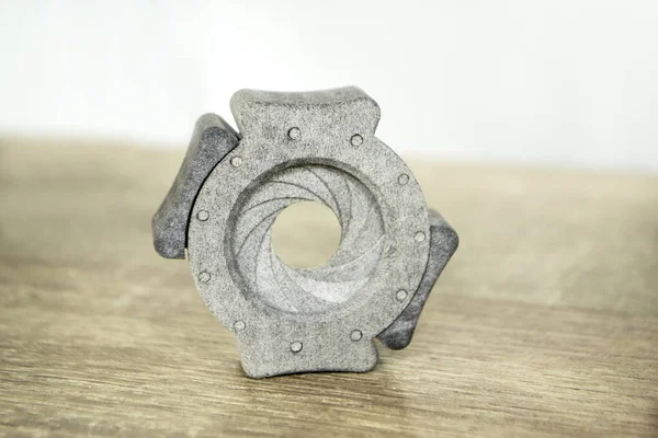 Um obturador de câmera modelo cinza impresso na impressora 3D Objeto impresso na impressora 3D — Fotografia de Stock