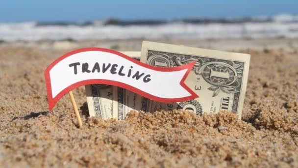 Notas de papel um dólar e bolha de discurso pequena vara de papel com palavra Viajar — Vídeo de Stock