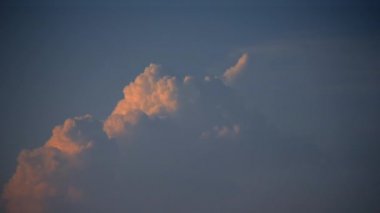 Gün batımında mavi gökyüzünde büyük bulutlar. Doğal arkaplan.