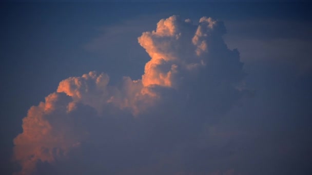 Timelapse Large clouds in the blue sky at sunset dawn. Natural background. — Stockvideo