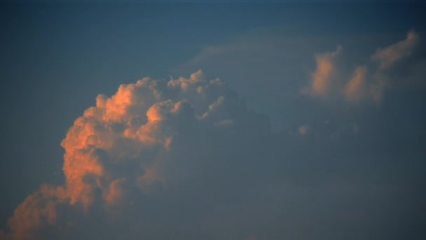 Timelapse Velké mraky na modré obloze při západu slunce. Přírodní pozadí. — Stock video