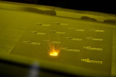 Metal tozundan çıkan 3 boyutlu yazıcı izi. Metal lazer altında yanar.