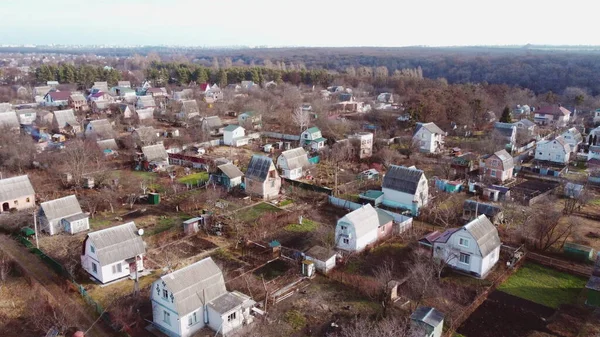 Drohnenflug über kleine Backsteinhäuser mit Grundstück in der Mitte — Stockfoto
