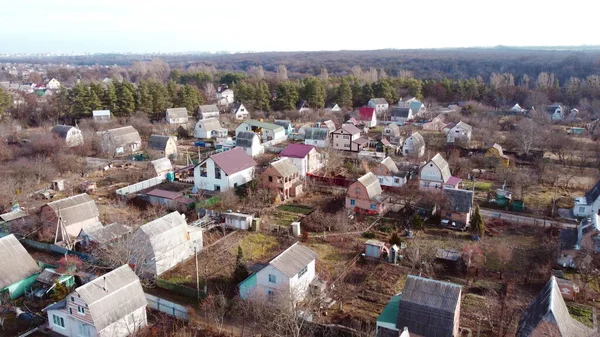 Vue Aérienne Par Drone Vol Au-dessus De petites maisons en briques avec parcelle de terrain au milieu — Photo