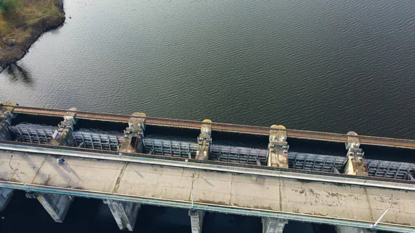 강에 있는 에어 드 론 뷰 댐. 맨 위에 보이는 수력 발전 댐. — 스톡 사진