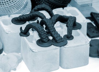 3D yazıcıda birçok farklı model basıldı. Gri ve siyah nesneler yazdırıldı