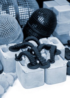 3D yazıcıda birçok farklı model basıldı. Gri ve siyah nesneler yazdırıldı