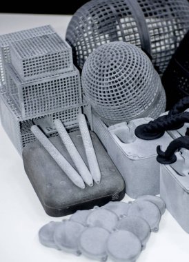 3D yazıcıda birçok farklı model basıldı. Gri ve siyah nesneler yazdırıldı