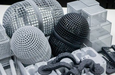 Birçok model 3D yazıcıda basıldı. Gri ve siyah nesneler 3D yazıcı.