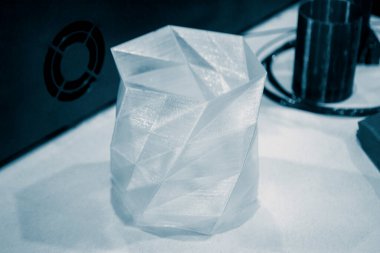 Model 3D yazıcıya yazdırıldı. Plastikten yapılmış 3D yazıcıya basılmış birçok nesne