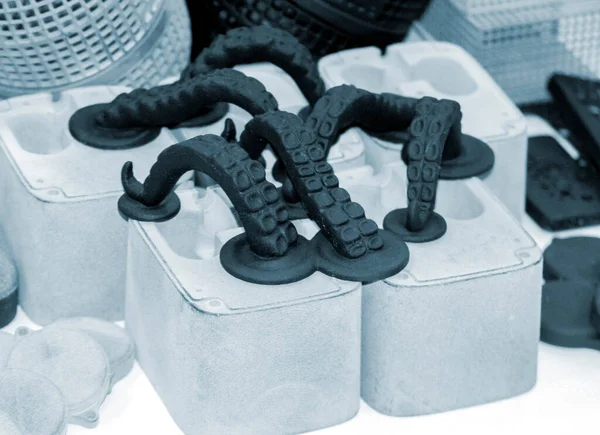 3D yazıcıda birçok farklı model basıldı. Gri ve siyah nesneler yazdırıldı