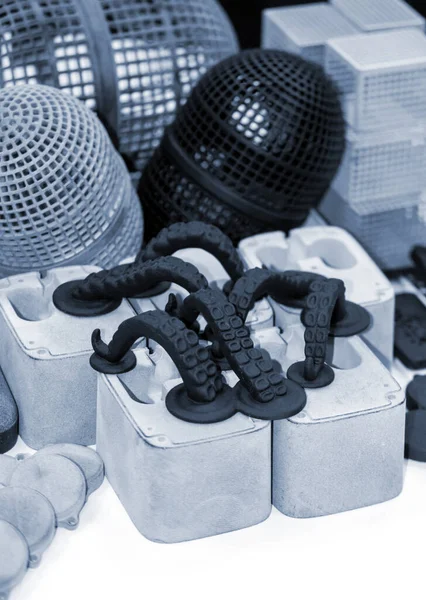 3D yazıcıda birçok farklı model basıldı. Gri ve siyah nesneler yazdırıldı