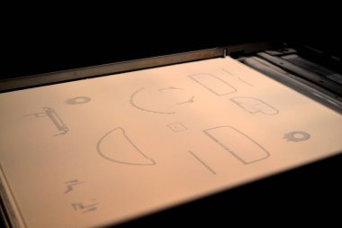 Büyük endüstriyel 3D yazıcıda beyaz poliyamid tozundan modeller oluşturuluyor