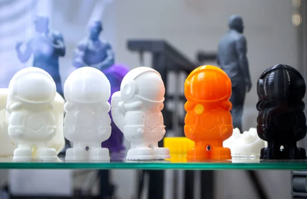 Modelli multicolori stampati in 3D. Oggetti stampati su stampante 3D da plastica — Foto Stock