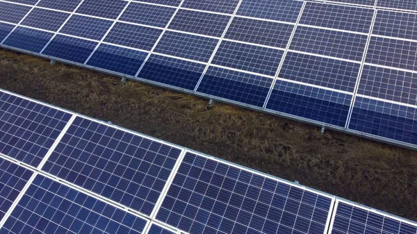 Güneşli bir günde hava aracı güneş panellerini yakından görüyor. Fotovoltaik güneş paneli — Stok fotoğraf