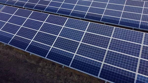 Güneşli bir günde hava aracı güneş panellerini yakından görüyor. Fotovoltaik güneş paneli — Stok fotoğraf