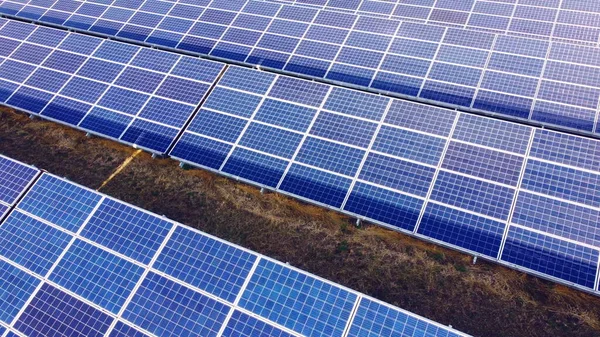 공중 드론은 태양열 발전소 패널 위를 비행하는 모습을 볼 수있습니다. 공중에서 맨 위에서 본 광경 — 스톡 사진