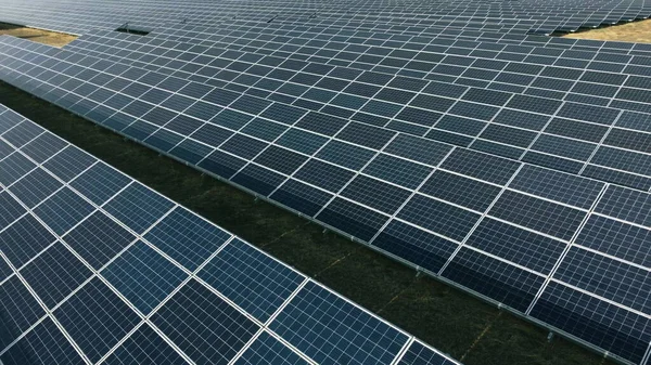 Paneles solares de vista aérea de drones en el primer día soleado. Panel solar fotovoltaico —  Fotos de Stock