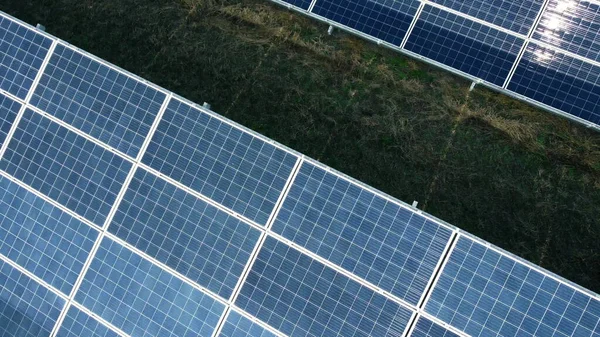 Drohnen betrachten Sonnenkollektoren an sonnigen Tagen aus der Nähe. Photovoltaische Solarmodule — Stockfoto